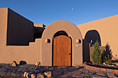 Usa, New Mexico, Santa Fe, Entrance to Adobe style house