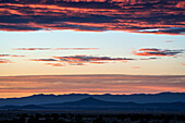 USA, New Mexico, Santa Fe, Sonnenunterganghimmel über Hügeln