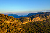 Australia, NSW, Blue Mountains National Park, Mountain landscape and blue sky