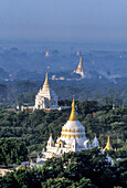 Myanmar, Bagan, Mandalay Division, Luftaufnahme von buddhistischen Stupas