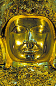 Myanmar, Mandalay, Riesige goldene Buddha-Statue in buddhistischem Tempel