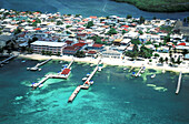 Belize, Placencia, Luftaufnahme eines Dorfes an der Meeresküste