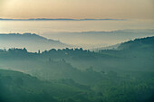 Italien, Toskana, Val D'Orcia, Morgennebel über den Hügeln