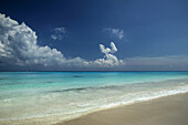 Mexiko, Cancun, Quintana Roo, türkisfarbenes Meer und Strand