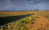 Arizona, Monument Valley Tribal Park, leere Straße in der Wüste, die zum Monument Valley führt