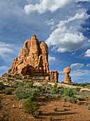 USA, Utah, Arches National Park, Felsformationen in Wüstenlandschaft