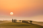 Italien, Toskana, Val D'Orcia, Pienza, Sonnenuntergang über der Cappella di Vitaleta