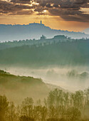 Italien, Toskana, Val D'Orcia, Pienza, Hügel bei Sonnenaufgang mit Nebel bedeckt