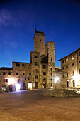 Italien, Toskana, San Gimignano, mittelalterliche Türme und nachts beleuchtete Gebäude