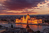 Ungarn, Budapest, Stadtbild mit dem ungarischen Parlament bei Sonnenuntergang