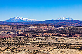 USA, Utah, Escalante, Entfernte schneebedeckte Berge in der felsigen Landschaft des Grand Staircase-Escalante National Monument