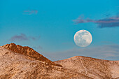 USA, Idaho, Bellevue, Full moon over foothills