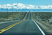 USA, Nevada, Winnemucca, Highway 95 Kreuzung Wüstenlandschaft mit schneebedeckten Bergen in der Ferne