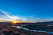 USA, Idaho, Bellevue, Sonnenuntergang hinter hügeliger Landschaft in der Nähe von Sun Valley