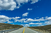 USA, Idaho, Bellevue, flauschige Wolken über dem leeren Highway 20