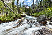USA, Idaho, Stanley, starke Strömung im Bach in den Sawtooth Mountains