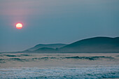 USA, Kalifornien, Cayucos, Strand bei Sonnenuntergang