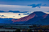 USA, Idaho, Bellevue, Fields and hills at sunset