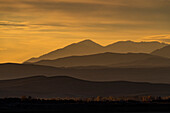 USA, Idaho, Bellevue, Fields and hills at sunset