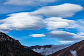 USA, Idaho, Ketchum, linsenförmige Wolken über Bergen