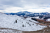USA, Idaho, Ketchum, schneebedeckte Hügel mit Bald Mountain im Hintergrund