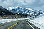 USA, Idaho, Ketchum, Straße in winterlicher Berglandschaft