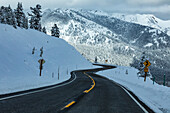 USA, Idaho, Ketchum, Road in winter mountain landscape