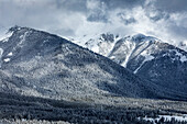 USA, Idaho, Ketchum, Berglandschaft und Wald im Winter