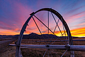 USA, Idaho, Bellevue, Nahaufnahme des Bewässerungsrades im Feld bei Sonnenuntergang