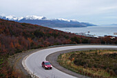 Argentinien, Ushuaia, Auto auf kurvenreicher Straße