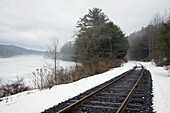 Vereinigte Staaten, Vermont, Bahnstrecke in ländlicher Umgebung