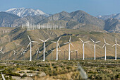 Vereinigte Staaten, Kalifornien, Windpark in den Bergen
