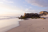 Südafrika, Hermanus, Felsformationen am Strand von Sopiesklip im Naturschutzgebiet Walker Bay