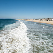 USA, Kalifornien, Los Angeles, Manhattan Beach, Meereswellen mit Horizont über Strand