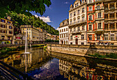 Die Tepl (Tepla) im Kurviertel, Uferpromenade mit Kutsche, Karlsbad, Karlovy Vary, Tschechische Republik