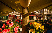 Restaurants und Läden in der Stará louka (Alte Wiese) am frühen Morgen, Karlsbad, Karlovy Vary, Tschechische Republik