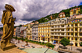 Blick von der Terrasse der Mühlbrunnen-Kolonnade auf die Kurpromenade und historische Bürgerhäuser, Karlsbad; Karlovy Vary, Tschechische Republik