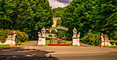 Zufahrtsstraße mit Statuen zum Parkhotel Richmond, Karlsbad, Karlovy Vary; Tschechische Republik