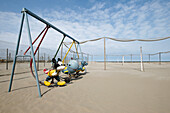 Blick auf einen Spielplatz an einem Strand, Porto Garibaldi, Emilia Romagna, Italien, Europa