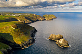 Luftaufnahme der wunderschönen Küste von North Cornwall im Frühjahr in der Nähe von Tintagel, Cornwall, England, Vereinigtes Königreich, Europa