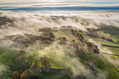 Misty Herbstmorgen über Cadbury Castle Iron Age Hillfort, Cadbury, Devon, England, Vereinigtes Königreich, Europa