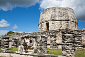 Chac-Maske im Vordergrund, runder Tempel im Hintergrund, Maya-Ruinen, archäologische Zone Mayapan, Bundesstaat Yucatan, Mexiko, Nordamerika