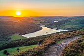 Blick auf Ladybower Reservoir von Bamford Edge bei Sonnenuntergang, Bamford, Nationalpark Peak District, Derbyshire, England, Vereinigtes Königreich, Europa