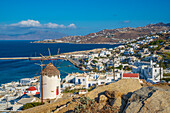 Ansicht der weiß getünchten Windmühle mit Blick auf die Stadt und den Hafen, Mykonos-Stadt, Mykonos, Kykladen, griechische Inseln, Ägäis, Griechenland, Europa