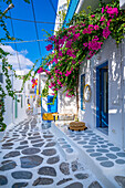 Blick auf weiß getünchte Gasse, Mykonos-Stadt, Mykonos, Kykladen, griechische Inseln, Ägäis, Griechenland, Europa