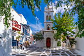 Blick auf die Metropolitankirche in der gepflasterten Straße, Mykonos-Stadt, Mykonos, Kykladen, griechische Inseln, Ägäis, Griechenland, Europa
