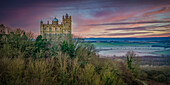 Ansicht von Bolsover Castle und Morgenroter Himmel, Bolsover, Derbyshire, England, Vereinigtes Königreich, Europa