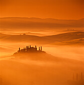 Toskanisches Bauernhaus mit Zypressen in nebliger Landschaft bei Sonnenaufgang, San Quirico d'Orcia, Provinz Siena, Toskana, Italien, Europa