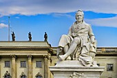 Humboldt-Universität mit Alexander von Humboldt-Statue, Unter den Linden, Berlin, Deutschland, Europa