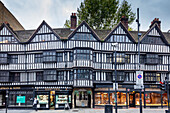 Die Tudor-Gebäude aus dem 16. Jahrhundert im Staple Inn auf High Holborn, Heimat von Geschäften und Anwaltskammern, London, England, Vereinigtes Königreich, Europa